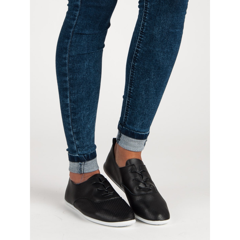 Czarne wiązane trampki 1