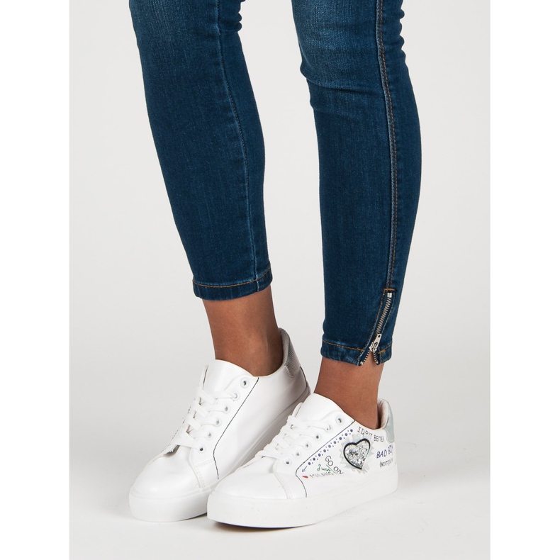 Białe trampki z printem szare 1