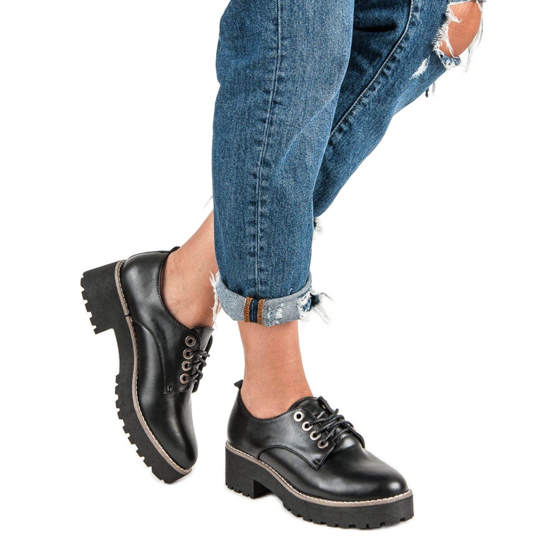 Modne wiązane półbuty czarne 2