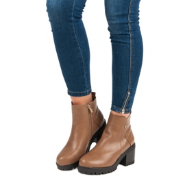 Brązowe botki na obcasie 2