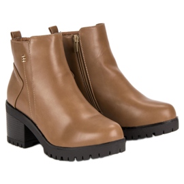 Brązowe botki na obcasie 1