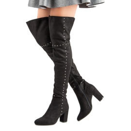 Czarne muszkieterki na słupku 2