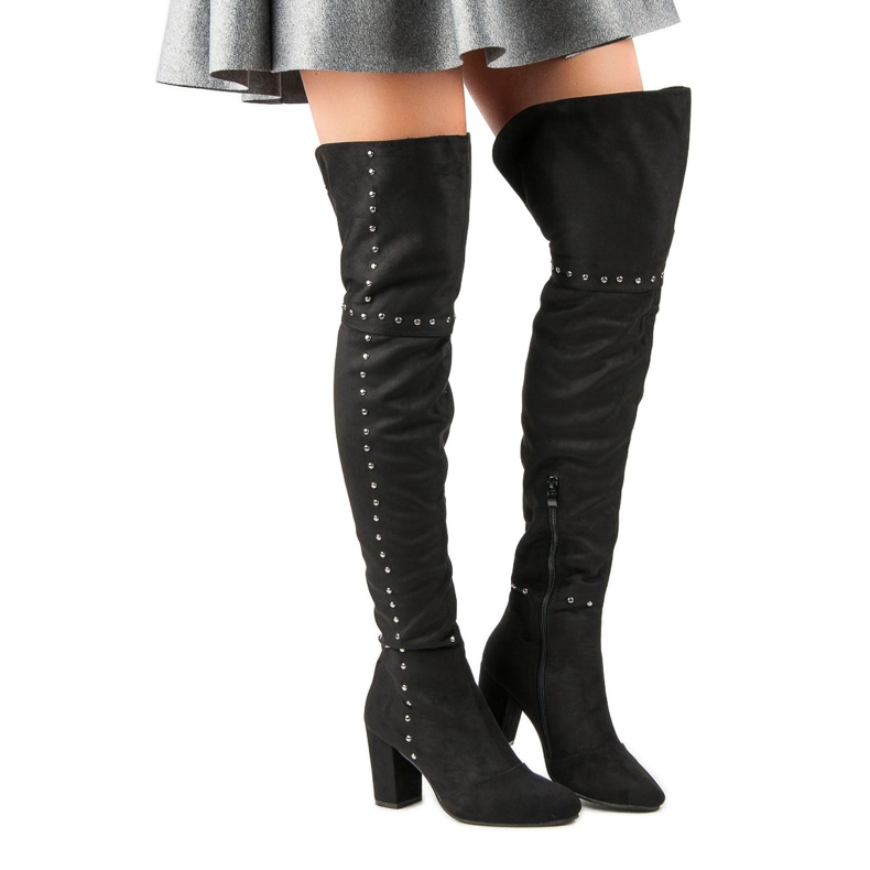 Czarne muszkieterki na słupku 1