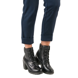 Czarne skórzanr botki na słupku vinceza 1