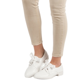 Tina&Co Wiązane Półbuty białe 2