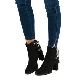 Ideal Shoes Modne botki na słupku czarne 1