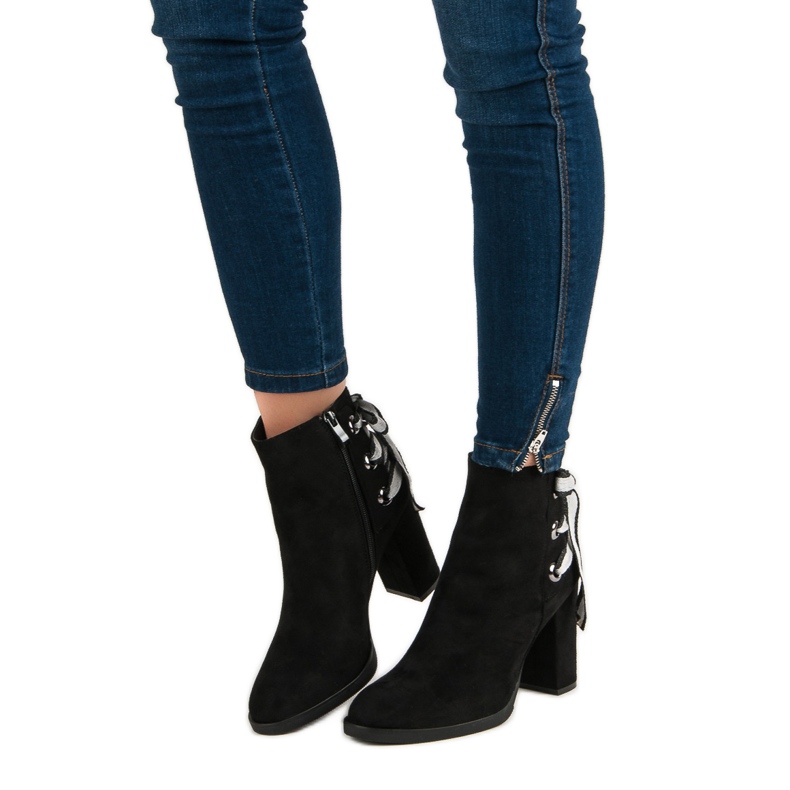Ideal Shoes Modne botki na słupku czarne 1