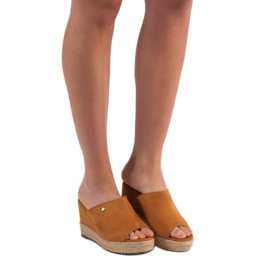 Best Shoes Klapki Na Koturnie brązowe 1