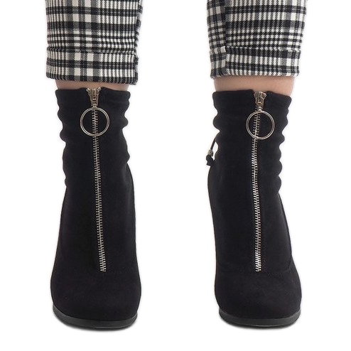 Czarne zamszowe botki na słupku C-7179 2