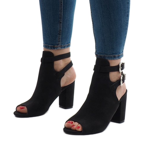 Czarne botki na słupku 173-853 1