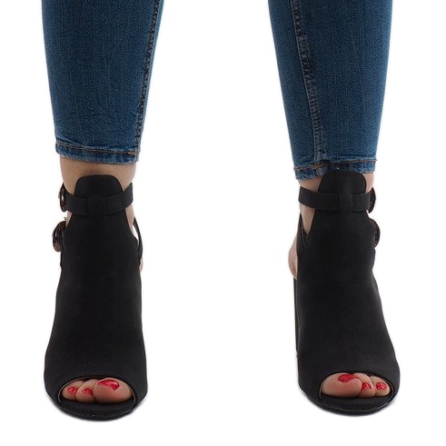 Czarne botki na słupku 173-853 2