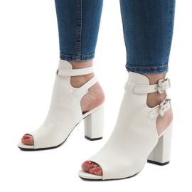 Białe botki na słupku 173-853 1