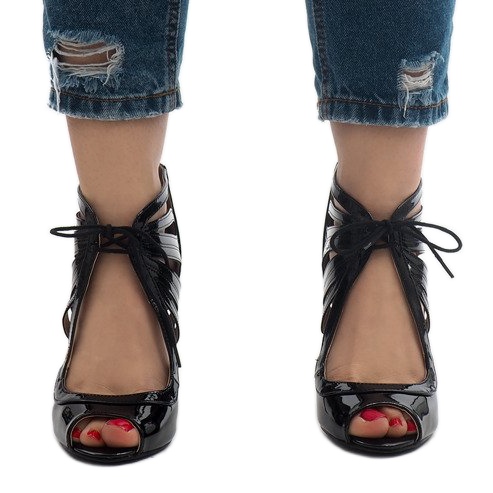 Czarne odkryte botki lakierowane C-003 1