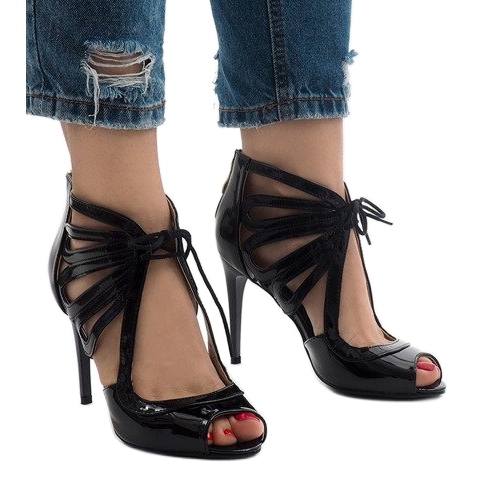 Czarne odkryte botki lakierowane C-003 2