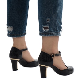 Czarne czółenka na słupku 2239-1 1