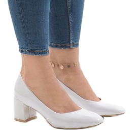 Białe lakierowane czółenka na słupku 7501-1 1