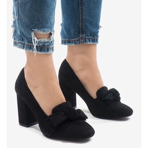 Czarne zamszowe czółenka na słupku N510 2