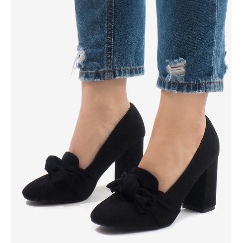 Czarne zamszowe czółenka na słupku N510 1