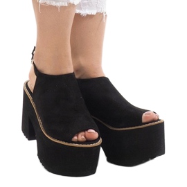 Czarne sandały na masywnym klocku B8290 1