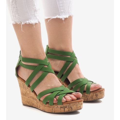 Zielone sandały na koturnie P2424A-47 1