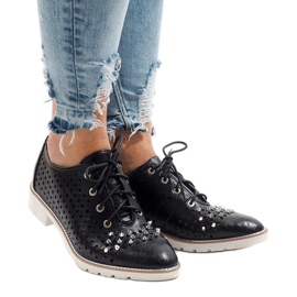 Czarne ażurowe półbuty z ćwiekami G-106-2 1