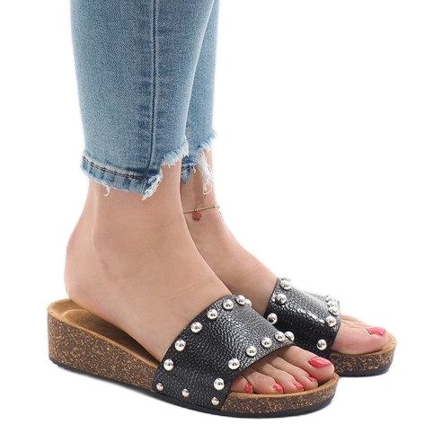 Czarne klapki na obcasie AC-2809 1