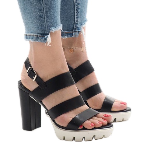 Czarne sandałki na słupku HP-27 1