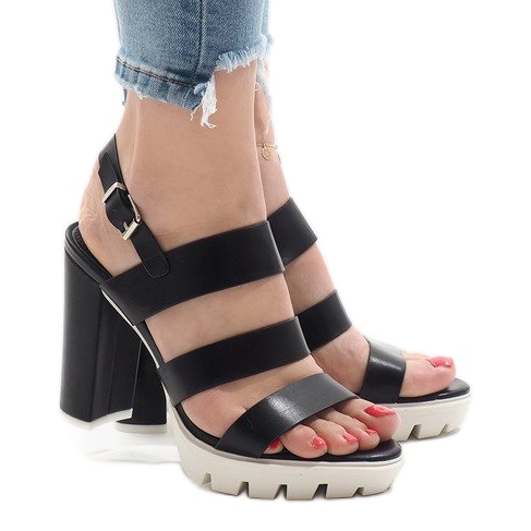 Czarne sandałki na słupku HP-27 2