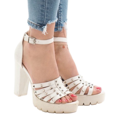 Białe sandałki na słupku HQ8682 2