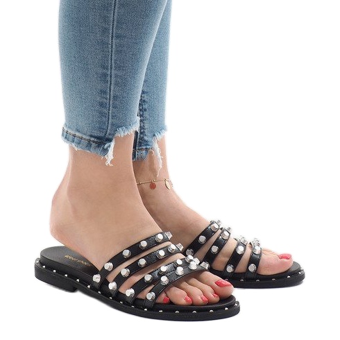 Czarne klapki z ćwiekami LK-2802 1