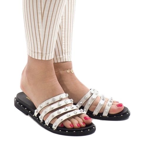 Białe klapki z ćwiekami LK-2802 1