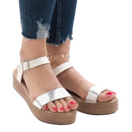 Białe sandały na platformie 22-07 1