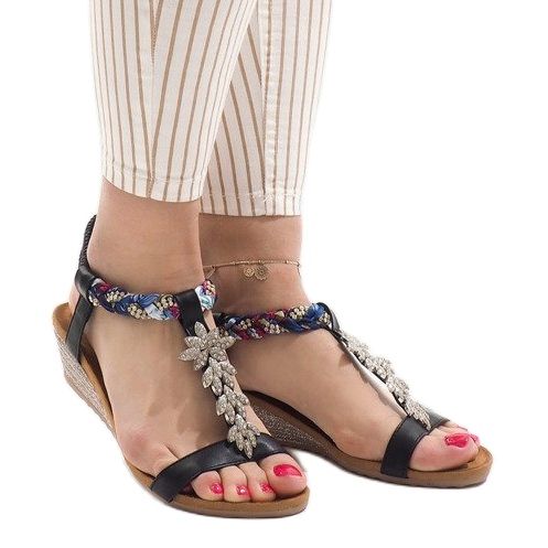 Czarne sandały na koturnie z gumką B133-1 1