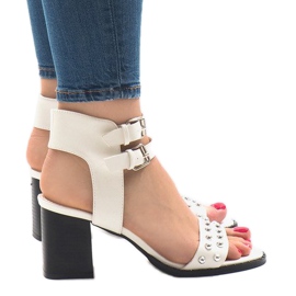 Białe sandały na obcasie 77-12 2