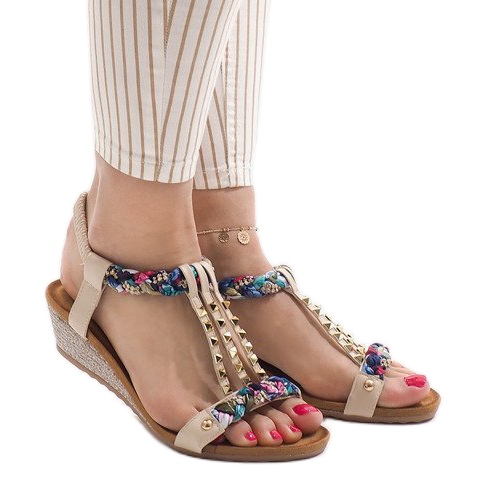 Beżowe sandały na koturnie z ćwiekami B132-5 brązowe wielokolorowe 1
