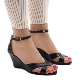 Czarne sandały na koturnie QL-78 2