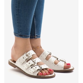 Białe klapki z ćwiekami z sprzączką F-3659 1