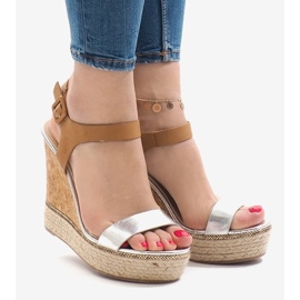 Srebrne lakierowane sandały na koturnie VB76063 brązowe 1