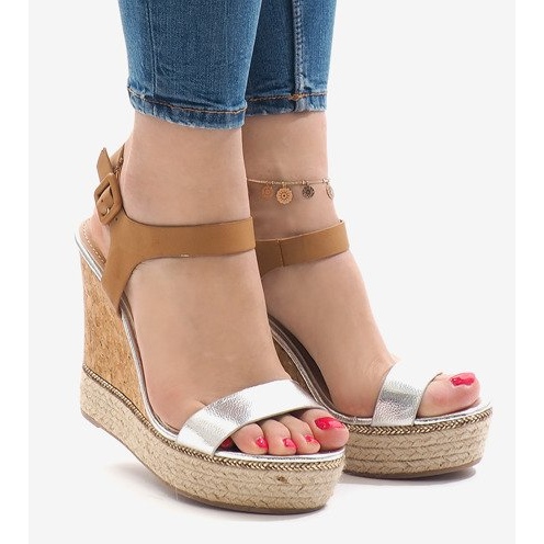 Srebrne lakierowane sandały na koturnie VB76063 brązowe 1