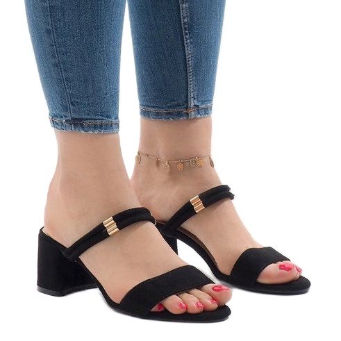 Czarne klapki na obcasie M806 1