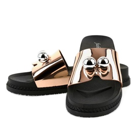 Różowe klapki z kulkami 1819 1