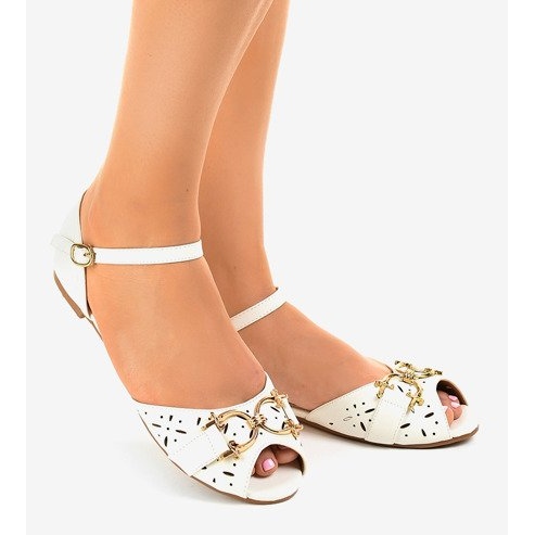 Białe sandałki z klamrą GF-180 1