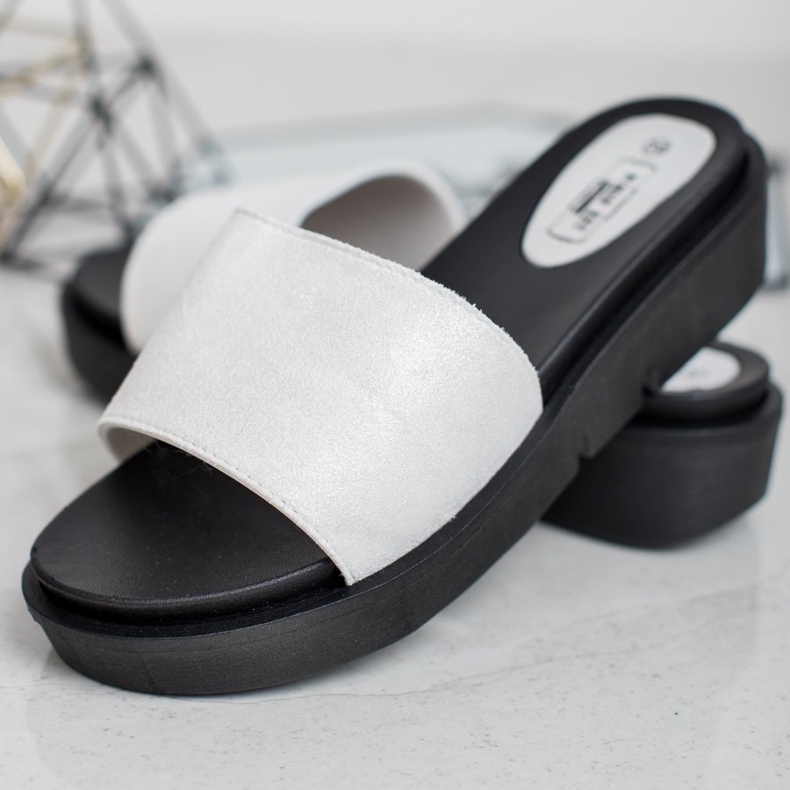 SHELOVET Klapki Na Koturnie białe 2