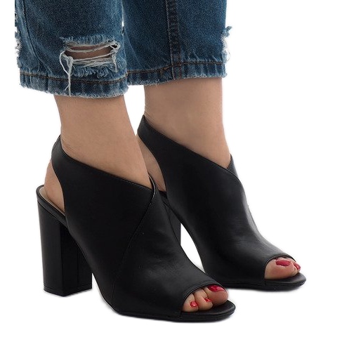 Czarne botki odkryte na słupku 0280-86 1