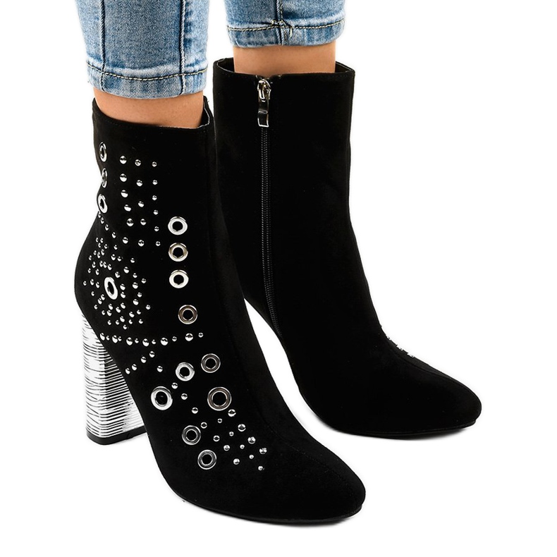 Czarne zamszowe botki na słupku AE28P 1