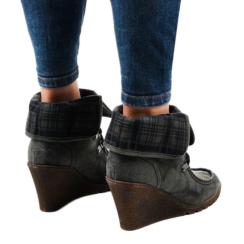 Czarne zamszowe botki na koturnie w kratkę CH-22 1