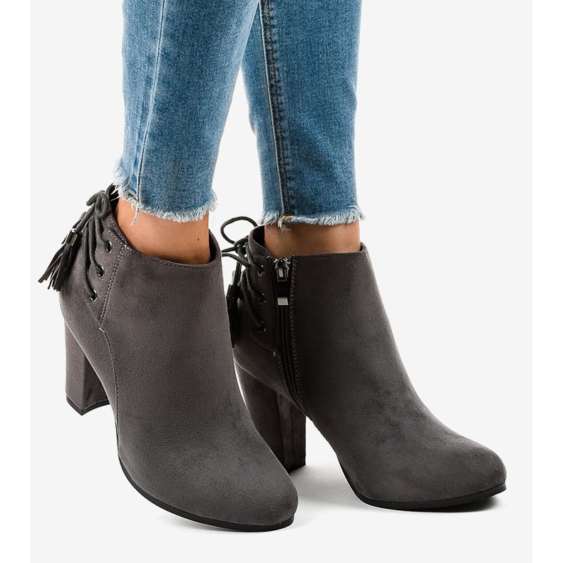 Szare zamszowe botki na słupku JA75 2