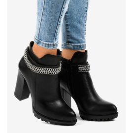 Czarne botki na słupku z łańcuszkiem 13X992-51A 1