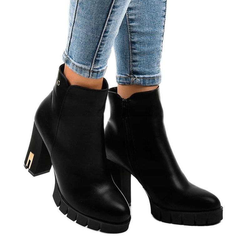 Czarne botki na słupku z suwakiem HX16041-46 1