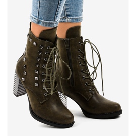 Zielone botki na słupku z ćwiekami F117 2